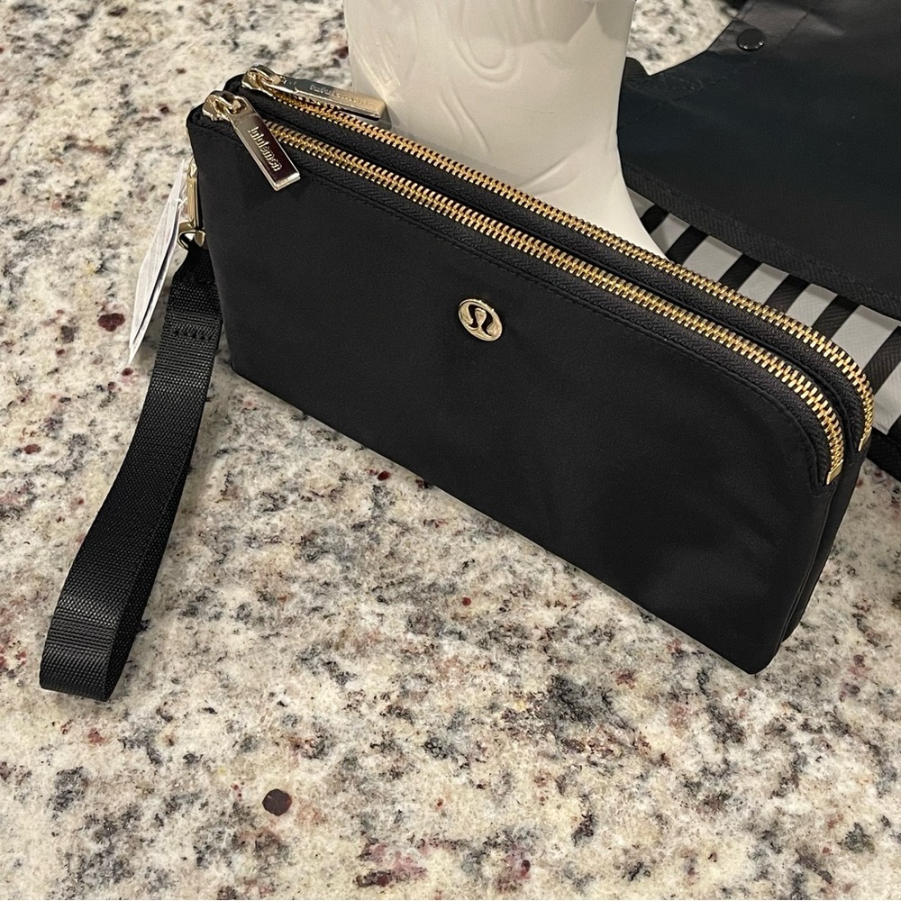 NWT Lululemon Curved Wrislet🖤